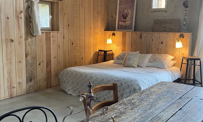 Cholet Apartment | Maisonnette dans la Grange, swimming pool, countryside, horses, forest and lake, Puy du Fou