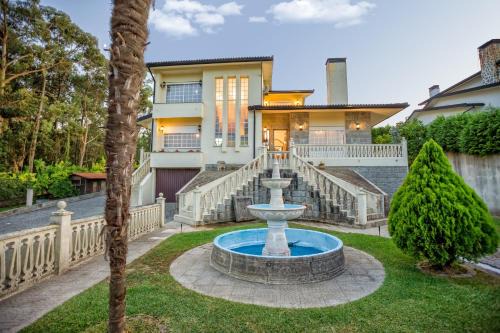 Valenca House | Majestic Manor in Valença with private pool