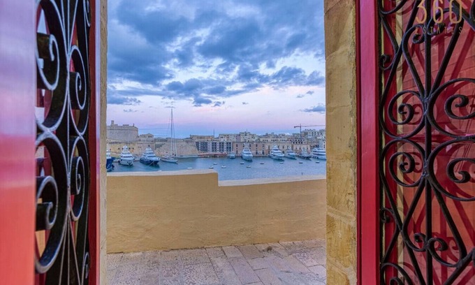 Senglea Apartment | Maltese Maisonette in Historic Isla with Sea Views