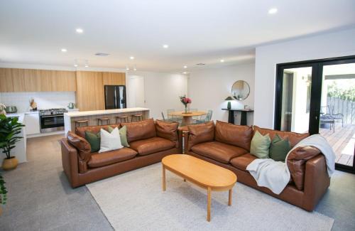 Bright House | Manning Retreat