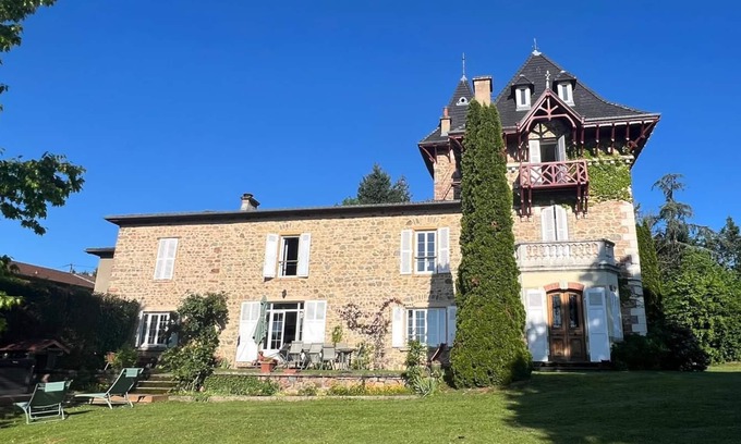 Saint-Just-d'Avray Bed & Breakfast | Manor house in a haven of peace in Haute Azergues.