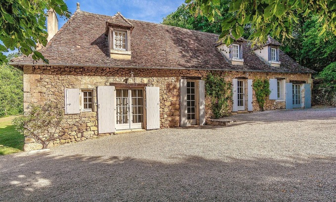 Saint-Georges-de-Montclard Villa | Mansion in Aquitaine with Private Pool