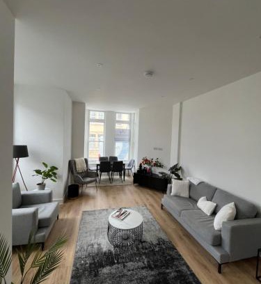 Cliftonville Apartment | Margate Apartment by The Sea 5 minutes to beach and dreamland