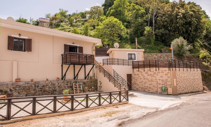 Elos House | Marika Traditional Home is situated in Élos with mountain views.