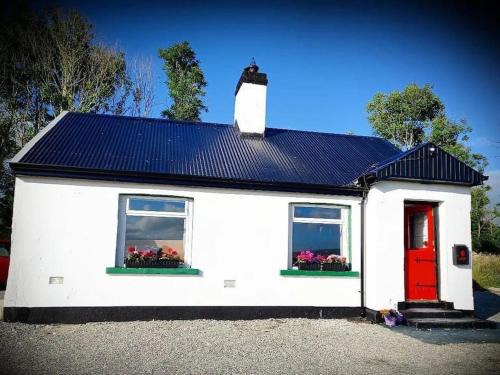 Omagh House | Mary Grays Hideaway 2 Bedroom Irish Cottage with Hot Tub