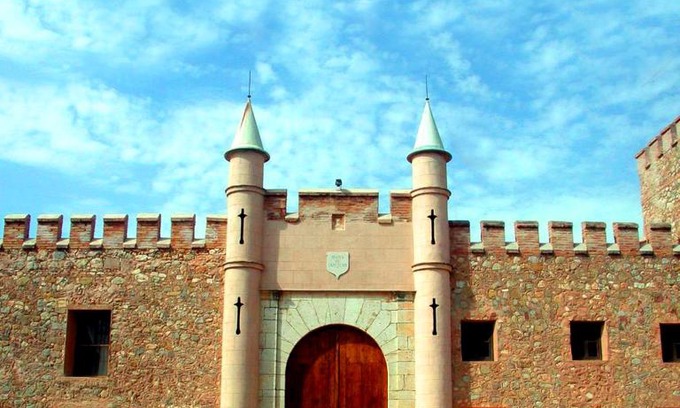 Altura House | Masía de San Juan Casas número 3 y 5, con piscina, aire acondicionado y vistas a la montaña
