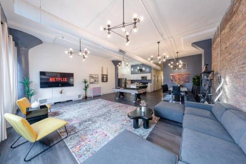 Near South Side Apartment | Massive 6BR Luxury Suite Sleeps 12 Guests with Jacuzzi & Pool Table Perfect Group Stay and Optional Parking Near McCormick Place & Soldier Field