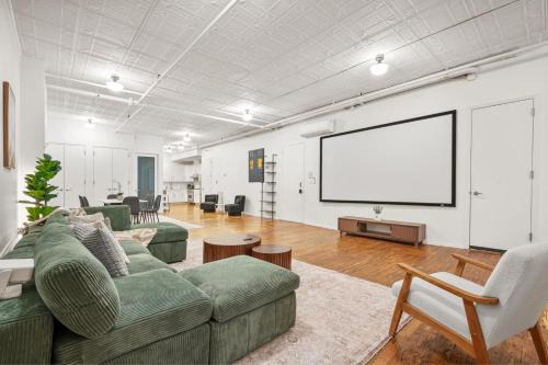 SoHo Hotel | Massive SoHo Loft 4 Bedrooms 2 Bath 7 Beds