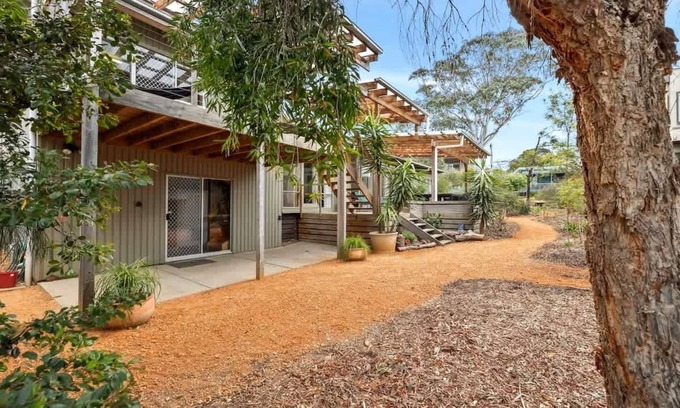 Anglesea House | Mawson Hideaway I Pet Friendly I Walk to Shops