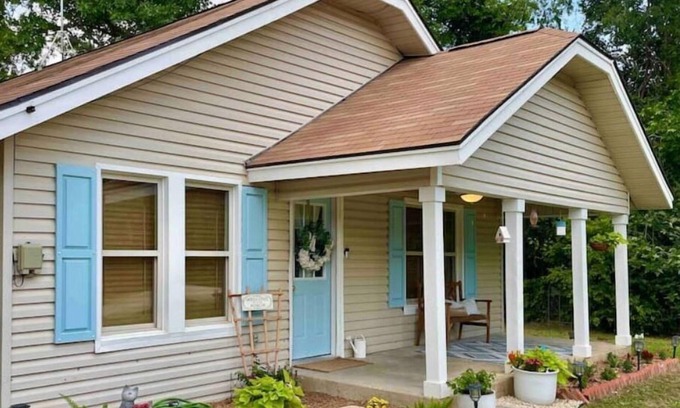 Hico Cottage | McDonald Cottage - Peaceful Backyard w/Fire Pit