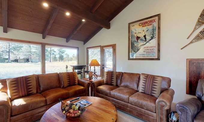 Sunriver House | Meadows Retreat with A/C, BBQ & Golf Views