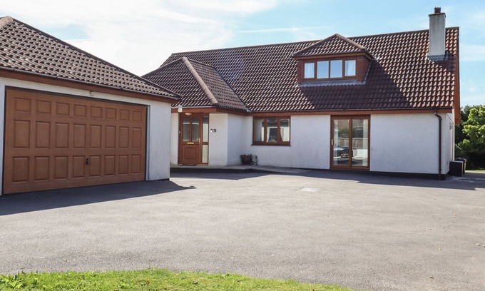 Goonhavern Cottage | MEADOWSIDE, family friendly, with hot tub in Goonhavern