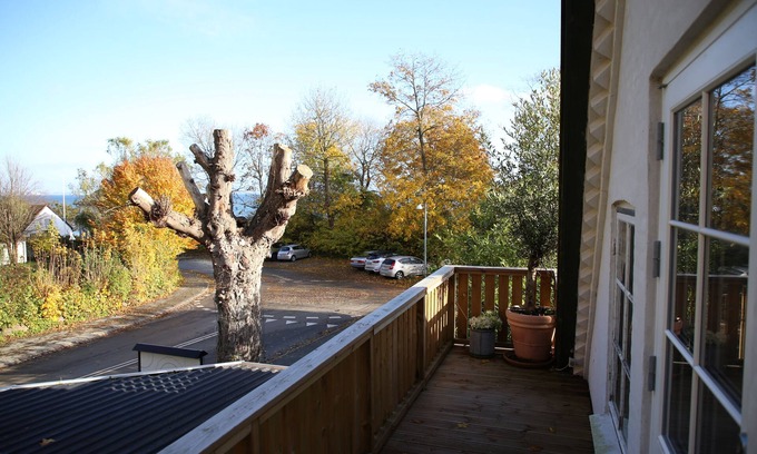 Humlebaek Apartment | Med Louisiana Kunst Museum i Baghaven