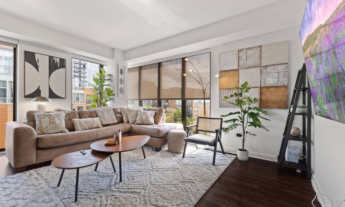 Evanston Condo | "Melody of Evanston" 3BD, 2BA UrbanLux Condo