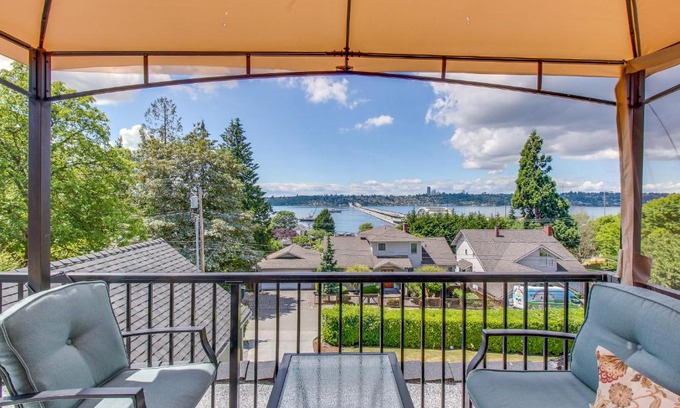 Mercer Island House | Mercer Island- Mt Saint Helens Room