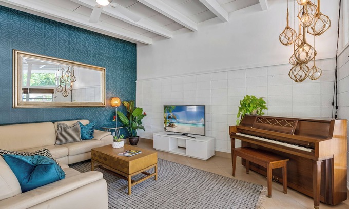 Southgate House | Mid-Century Bungalow By Arlington Park in South Gate, Central to Siesta and Lido