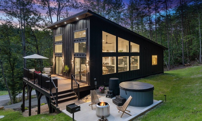 Oakpark House | Mid-Century Modern Woodland Retreat with Hot Tub, Cold Water Plunge, & Fire Pit!