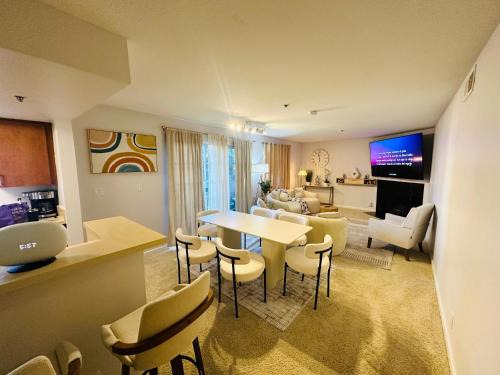 Los Feliz Apartment | Mid-City Charm 2BR Near LAs Hotspots!