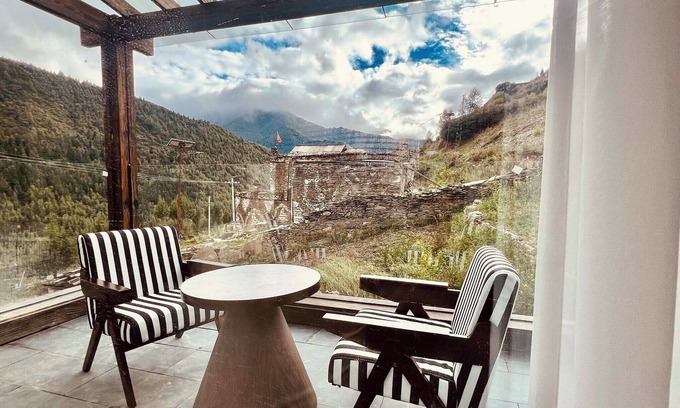 Xiaojin County Hotel | Mid Hill White Lodge