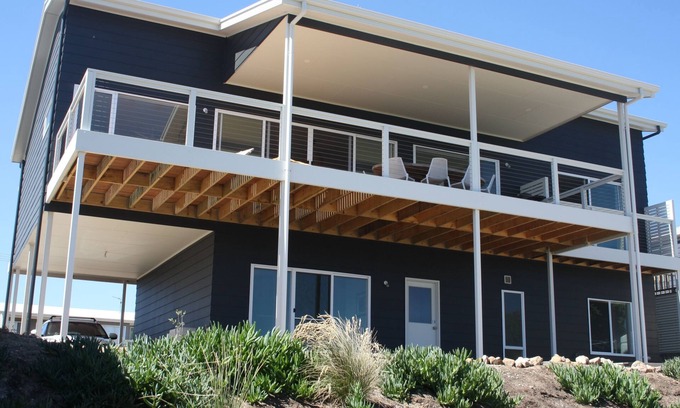 Middleton House | Middleton Surfers Beach - “Black Cockatoo”: Sea Views, 200m to Beach & Modern