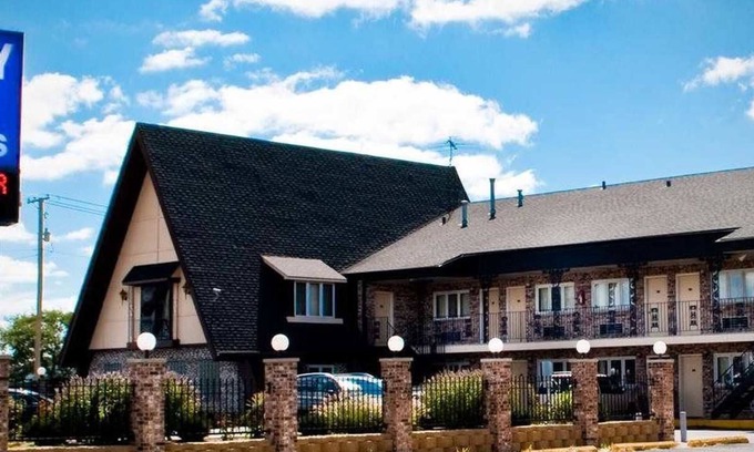Oak Lawn Hotel | Midway Inn & Suites