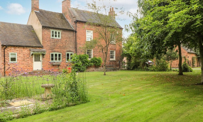 Hundall House | MILL FARM - THE FARMHOUSE, pet friendly, with hot tub in Repton