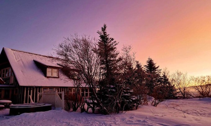 Borgarnes House | Milli Vina Guesthouse