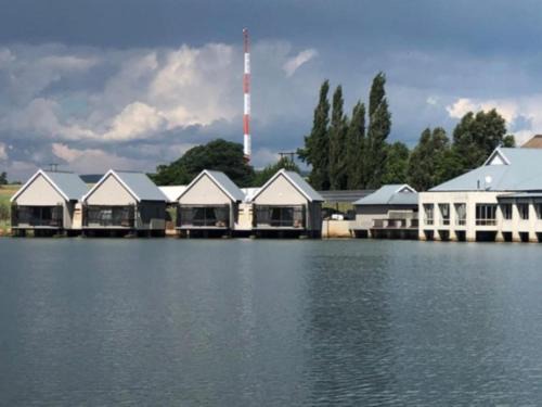 Emakhazeni Hotel | Millys Restaurant and Chalets