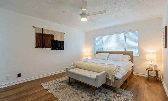 Fashion Square Apartment | Minimalist Vibe ~ 5* Location ~ King Bed ~ Parking