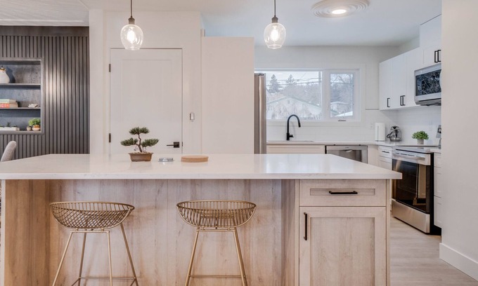 Southside House | Mins to DT/U-of-A/Whyte Ave