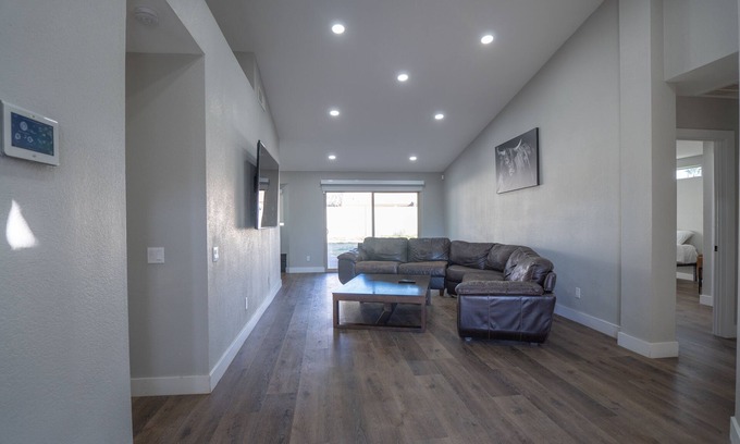 Glendale House | Minutes to Cardinal stadium . West Gate also minutes away for eating and fun.