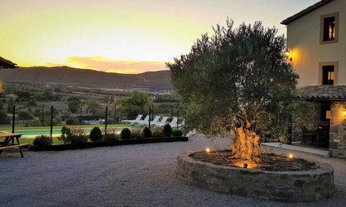 Cardona House | MIRO VELL for 18 people, with barbecue, pool, wi-fi, and views of the Pyrenees