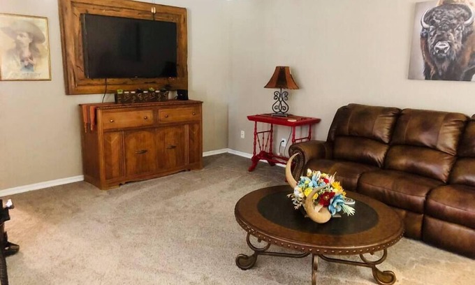 Pawhuska House | MJ'S BUNKHOUSE #1