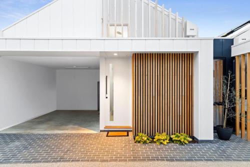 Ocean Grove Villa | Mod House Ocean Grove- Walk to the shops, cafes, beach and park! Brand new luxury apartment in gated complex