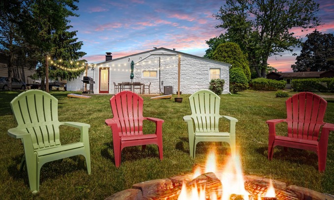 Oxbow House | Modern Mandon Retreat: All-Sports Lakefront, 4 Beds, Dock & Beach, Kayaks, Games