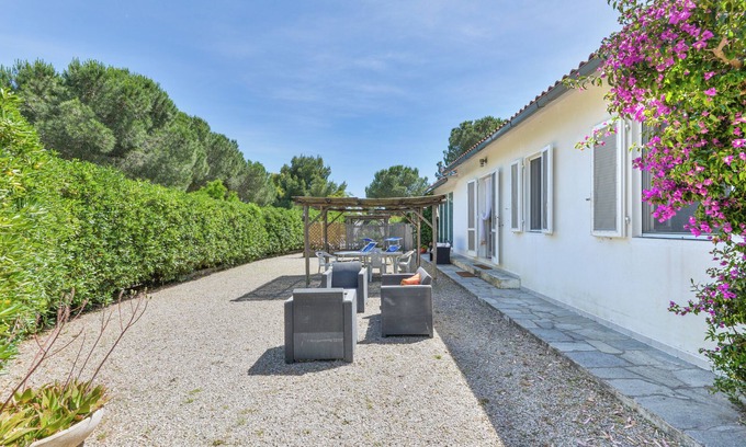 Lacona Apartment | Modern apartment with garden, air conditioning and Wi-Fi