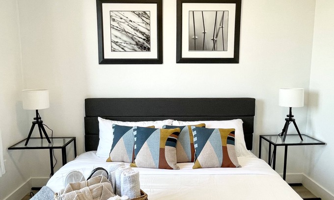 Central Business District Apartment | Modern 1 Bdrm King-mins to NYC,EWR,PRU,NJPAC, Dwntwn Newark, MetLife