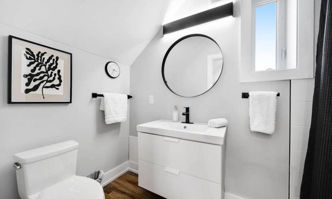 Welland Apartment | Modern 1 Bdrm|Laundry|BBQ|Deck