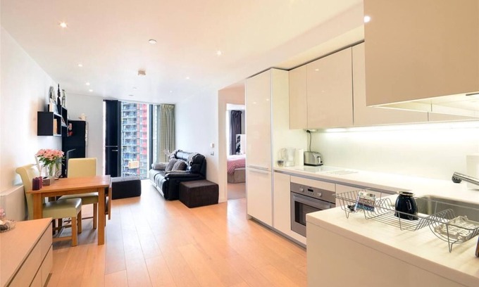Elephant and Castle Apartment | Modern 1-bed flat close to train & underground with great views & 24/7 security