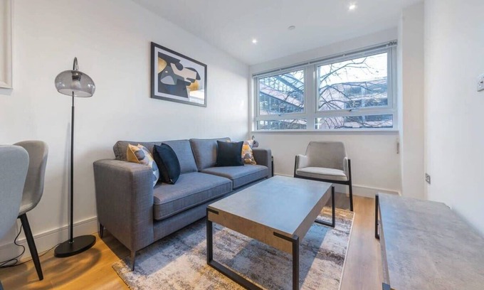 East Grinstead Apartment | Modern 1 Bedroom Apartment in East Grinstead