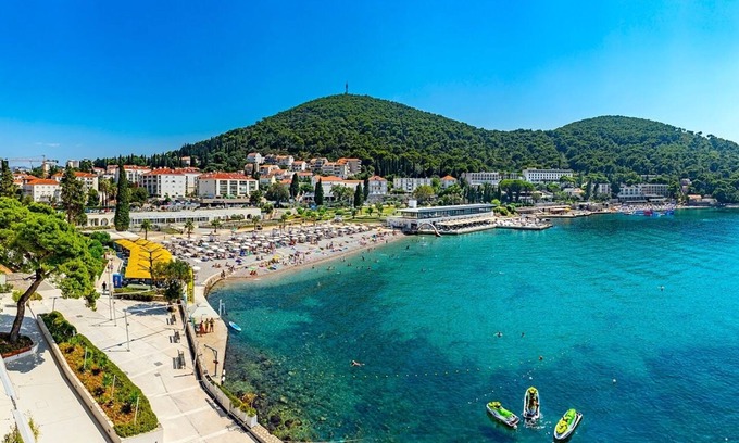 Babin Kuk Apartment | MODERN 1 BEDROOM APARTMENT - 100 mtrs from the beach, free parking, WIFI.