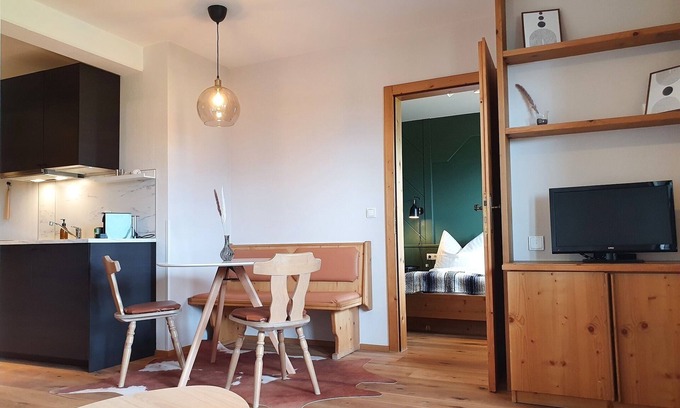 Goetzens Apartment | "Modern 2-bedroom apartment with free parking."