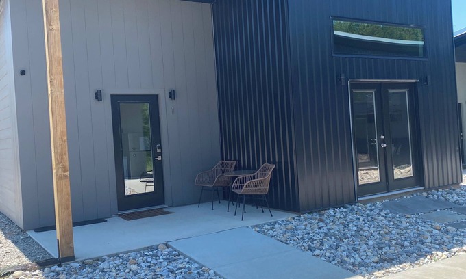 Mount Vernon Cottage | Modern 2-bedroom cottage in tranquil downtown Mount Vernon!