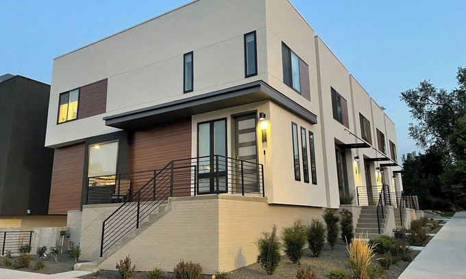 Berkeley House | Modern 2-bedroom townhouse with mountain views