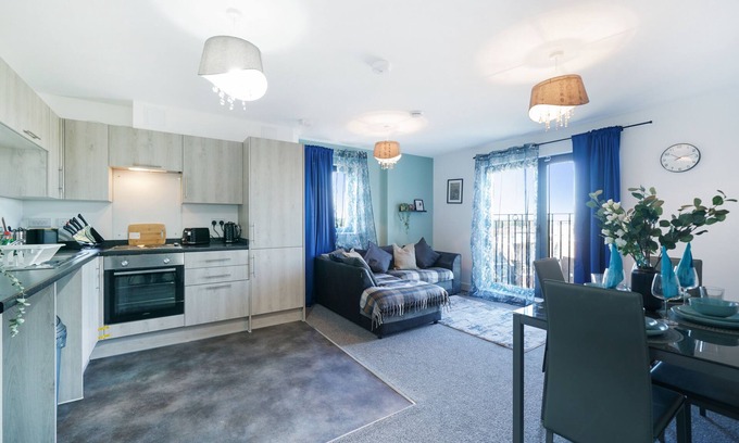 George Green Apartment | Modern 2BR/2BA Heathrow Apartment + Free Parking