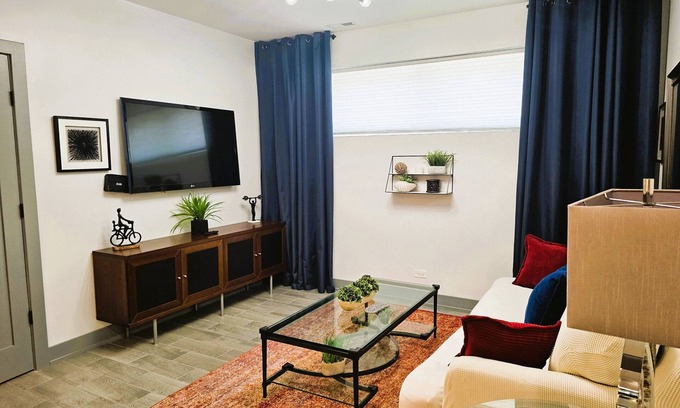 West Town Apartment | Modern 2BR APT - West Town - Tons to do- Central Location!