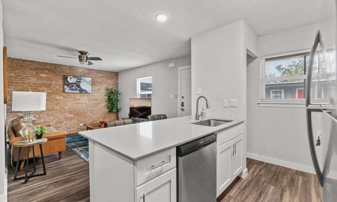 North University Apartment | Modern 2BR Near UT Hyde Park Evonify