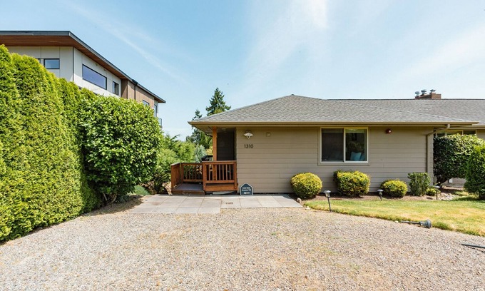 Northwest Bellevue House | Modern 2BRs luxe home in Bellevue Downtown 30 days+