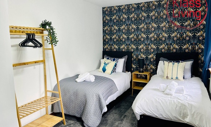 Glasgow House | Modern 3 bedroom house with private parking, modern kitchen and easy access around Glasgow