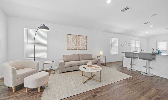 Hutto House | Modern 3BR Cottage｜Private Yard｜Mainfloor Bedroom｜30+ Day Stay in Hutto #42147